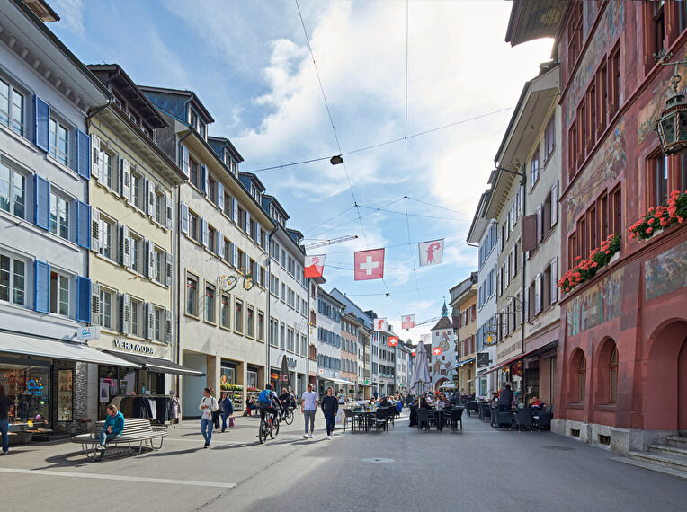 Fahrschulauto von Let's Rock It auf einer Landstrasse im Baselbiet